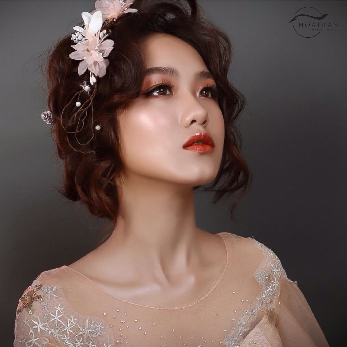 Cô dâu makeup tone cam đào rạng rỡ với má hồng kem tự nhiên