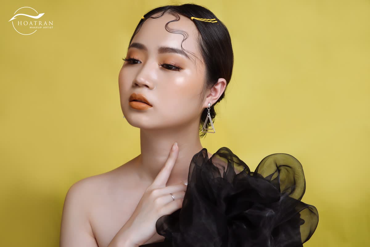 Trang điểm mùa hè cho da dầu với lớp nền ráo mịn