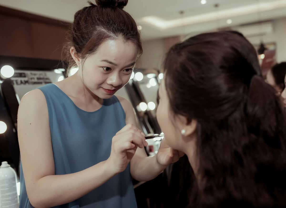 Các dụng cụ tán má hồng: cọ, mút và đầu tán kem