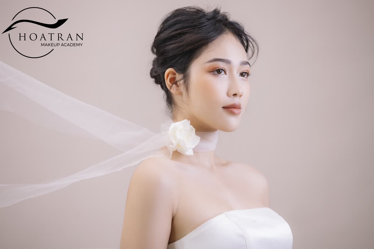 Cô dâu trong buổi lễ với lớp makeup bền màu, tự nhiên khi lên ảnh