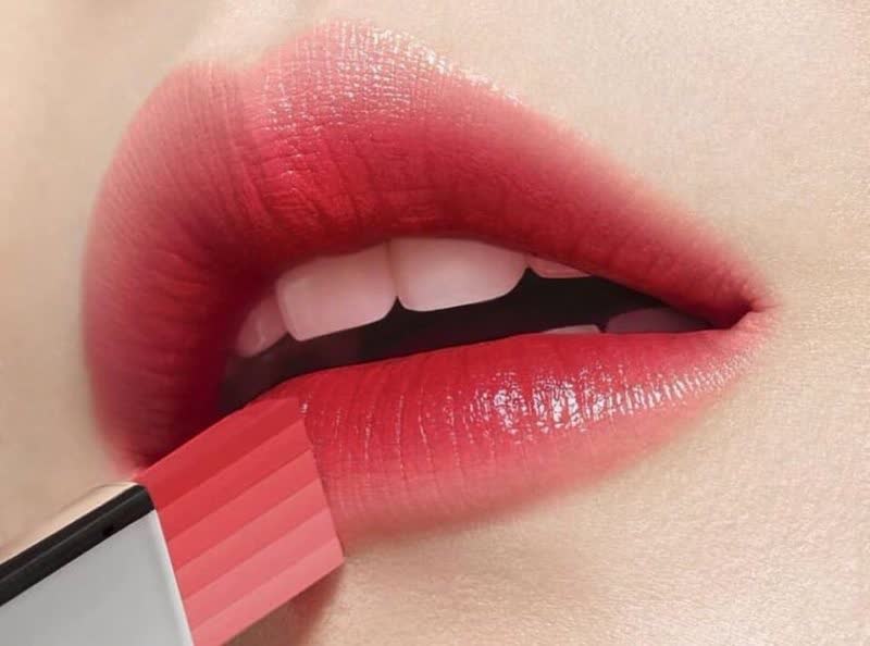 Kỹ thuật đánh lòng môi ombre tạo hiệu ứng môi căng mọng