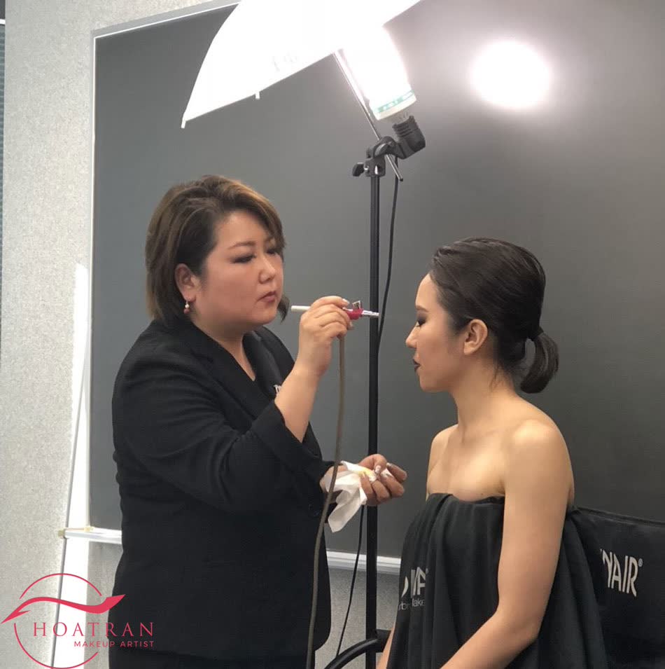 Cách đánh highlight tạo điểm bắt sáng cho gương mặt