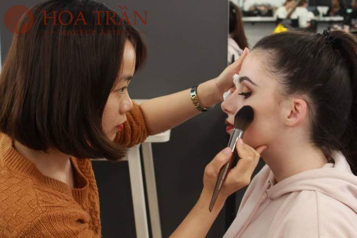 Kỹ thuật phủ phấn bằng cọ cho lớp nền đều mịn