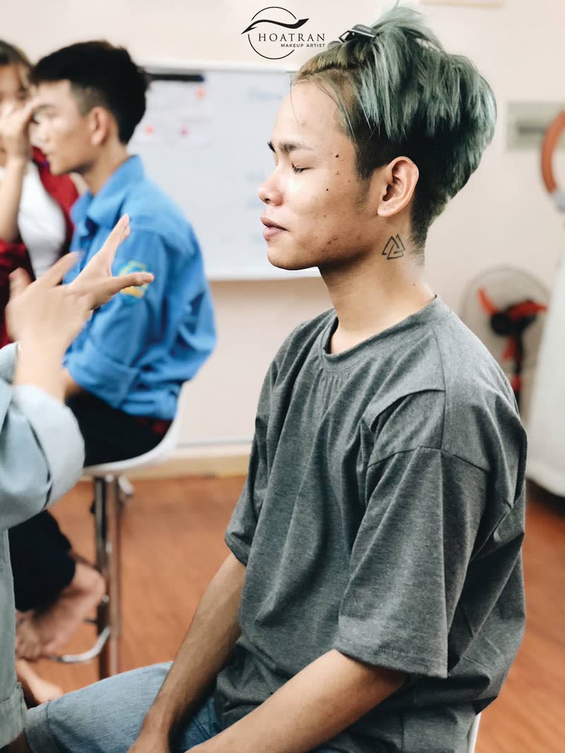 Cách trang điểm không lộ cho nam giới