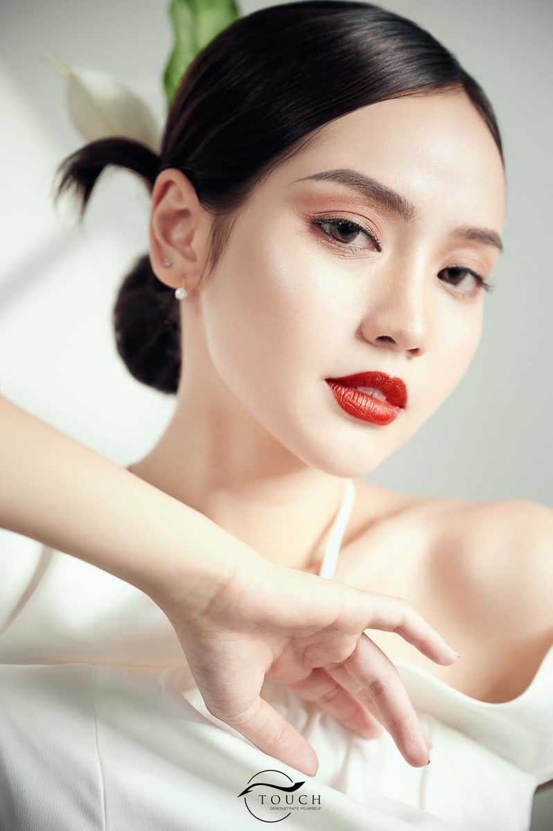 Gò má ửng hồng với má hồng kem — gợi ý quà tặng 20/10 dưới 300k
