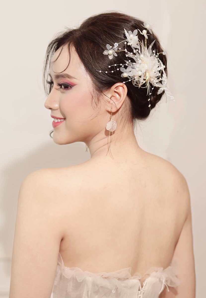 Gương mặt tươi rạng sau quy trình makeup buổi sáng cho da dầu