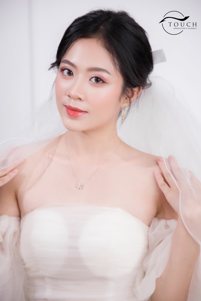 Chân dung cô dâu makeup tự nhiên tông hồng đào trong ngày cưới
