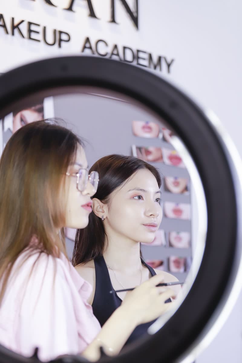 Cách khắc phục nền bị xuống tone giữa ngày bằng phấn phủ