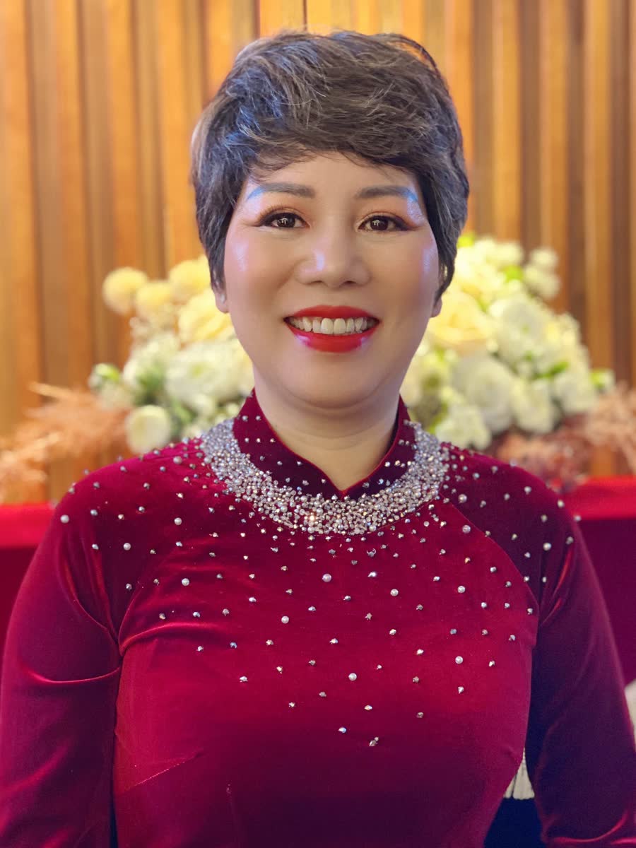 Trang điểm cho mẹ cô dâu với layout tự nhiên sang trọng