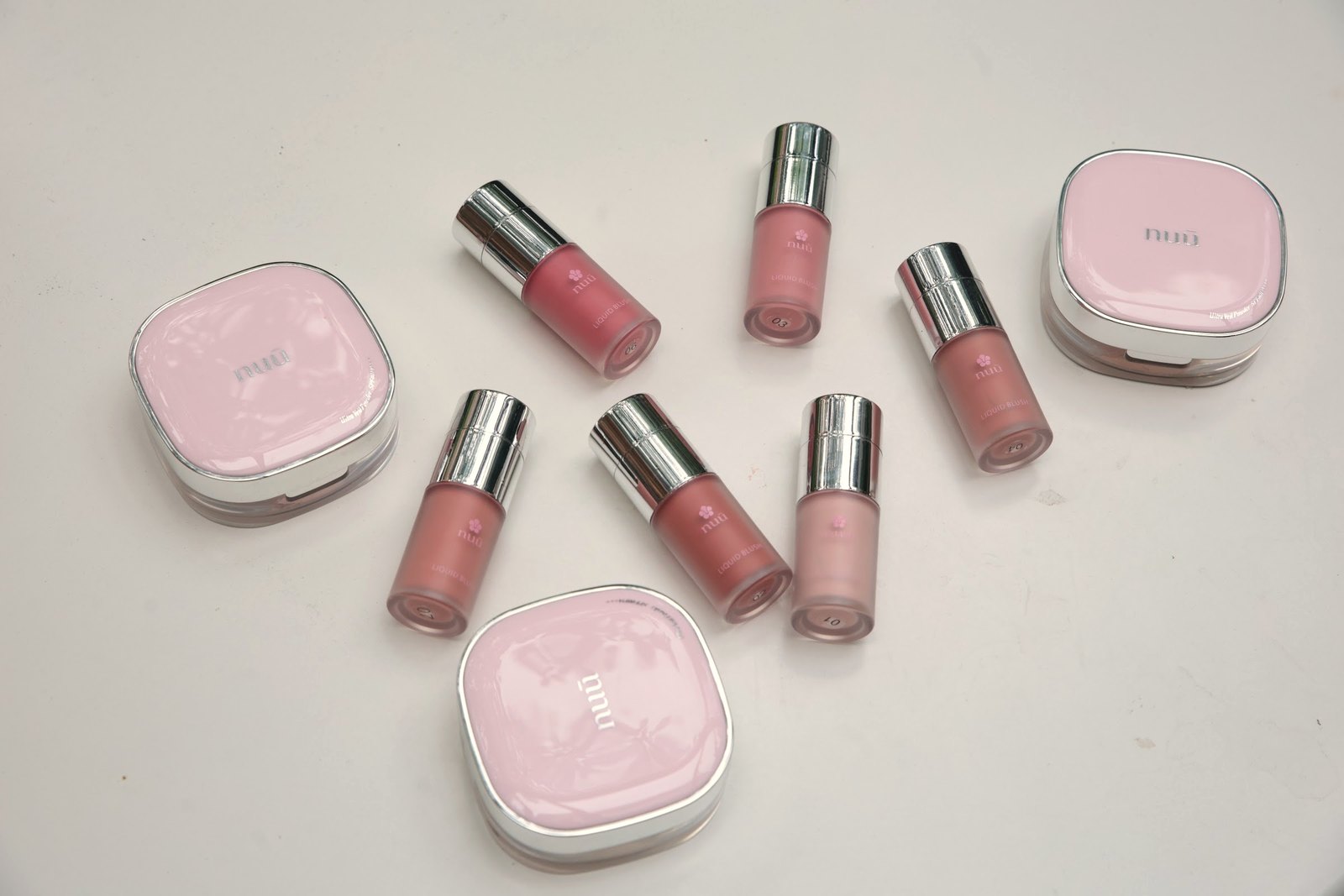 Má hồng Velvet Flush và phấn phủ Hybrid Loose Powder của NUU